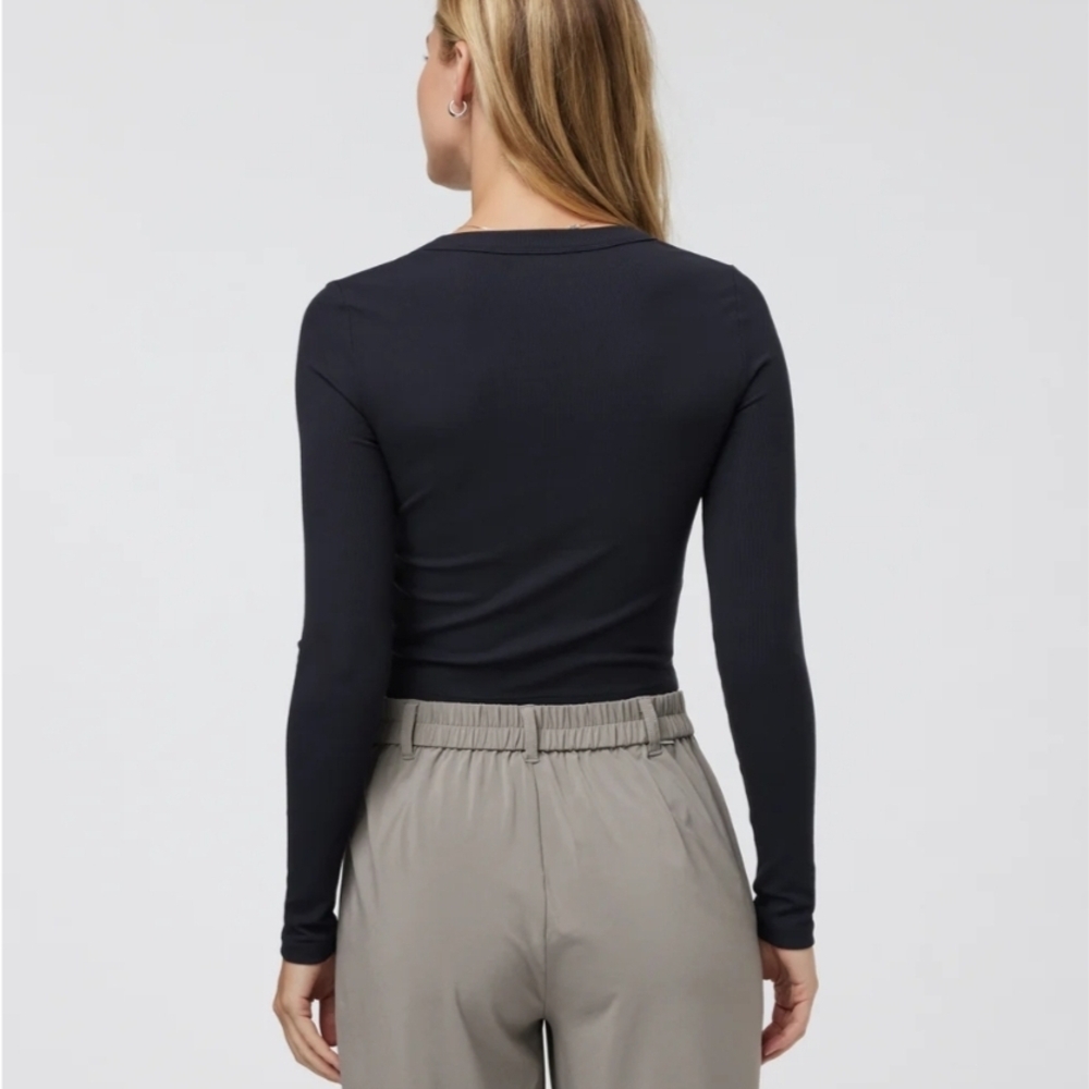 Vuori Black Long Sleeve Women's Top - Picture 2 of 3